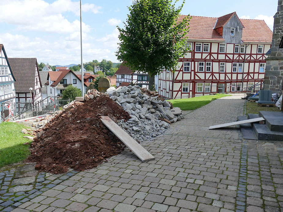 Bauschutt auf dem Kirchhof (Foto: Karl-Franz Thiede)